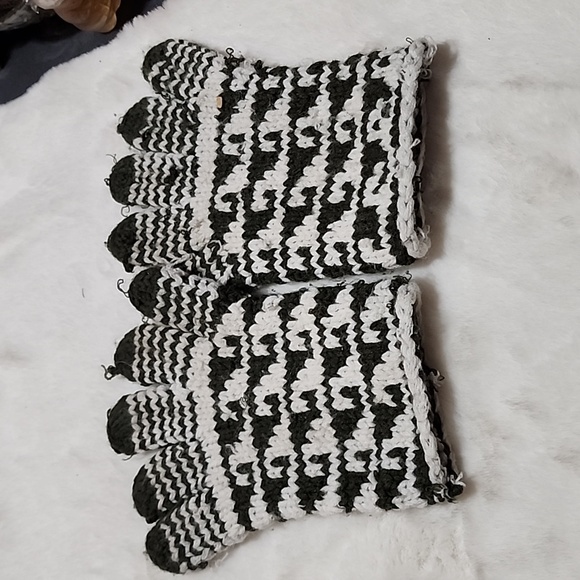 ASSORTMENT OF  GLOVES FOR FAMILY AND FRIENDS 🧡 - Picture 7 of 8